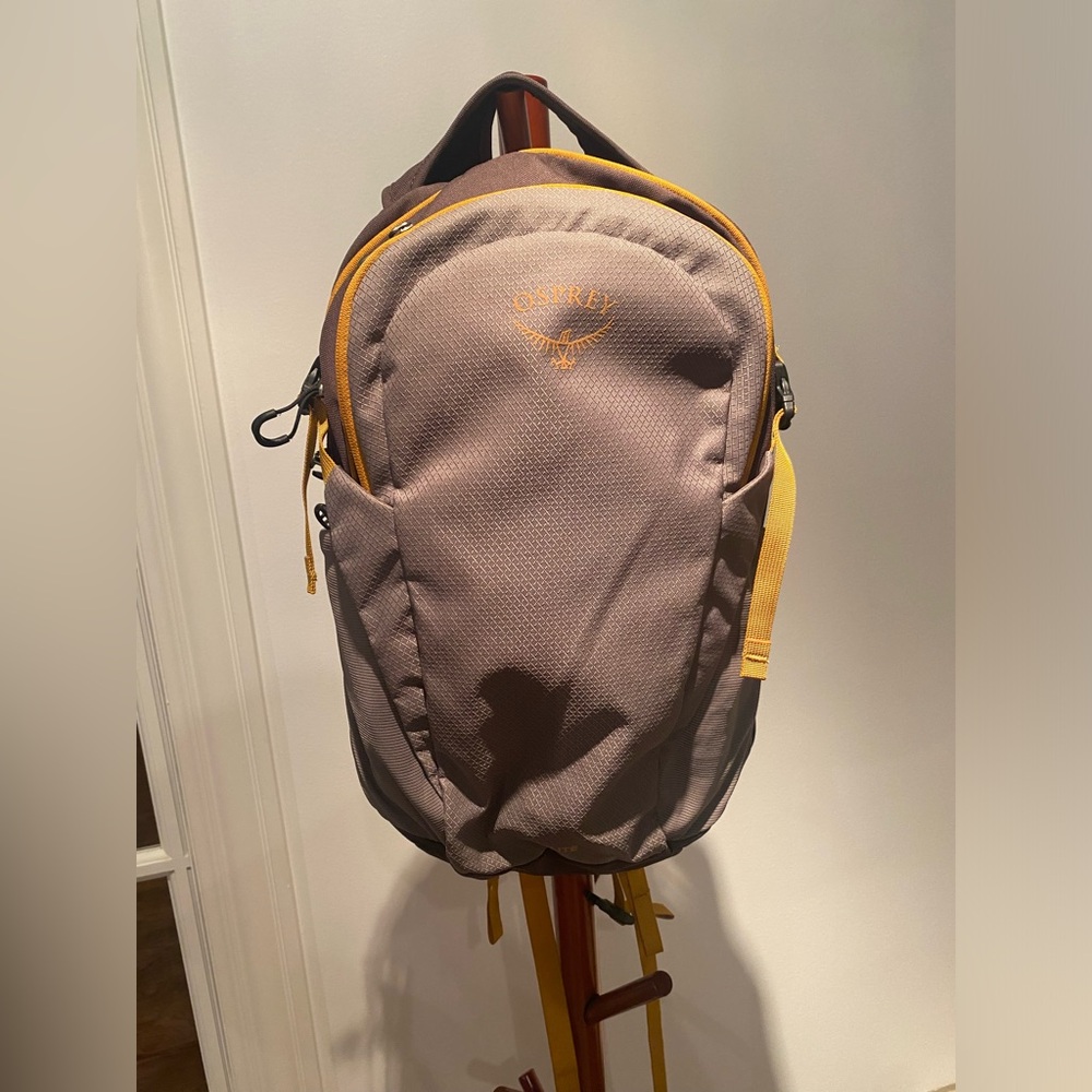OSPREY Daylite Taupe Backpack with Yellow Accents